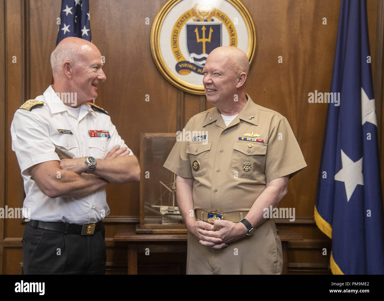 Newport, RI, USA. 17 Sep, 2018. Norweigian Adm. Norvégien Haakon Bruun-Hanssen, chef de la Défense, parle à l'arrière de l'US Navy Adm. Jeffery Harley, président, U.S. Naval War College, à l'école à Newport, Rhode Island, le 17 septembre 2018. (DoD photo par Marine Maître de 1ère classe Dominique A. Pineiro) US Joint le personnel par globallookpress.com : Crédit personnel interarmées des États-Unis/Fédération de regarder/ZUMA/Alamy Fil Live News Banque D'Images