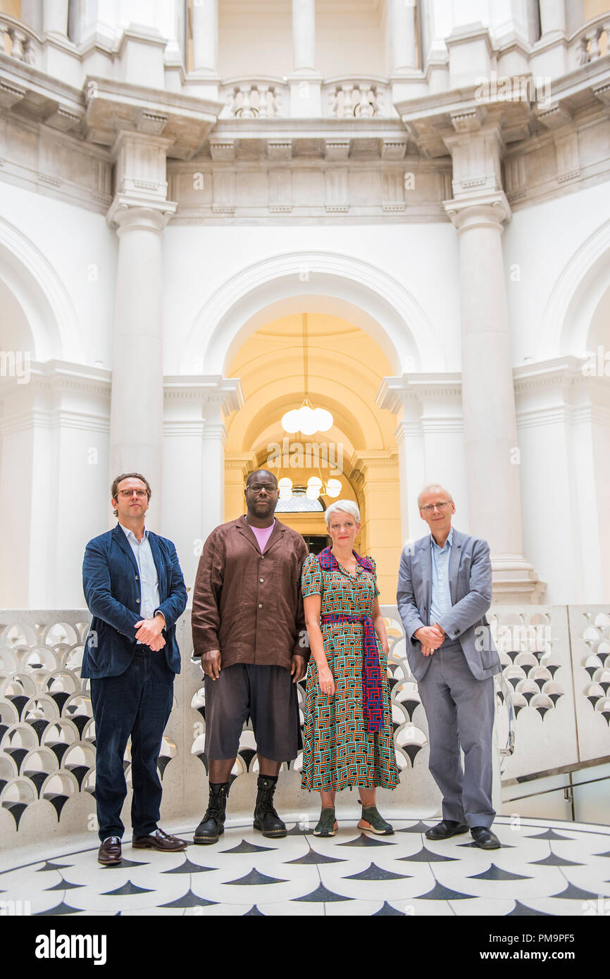 Londres, Royaume-Uni. 18 Sep 2018. Steve McQueen (photo), avec .Alex Farquarson, Directeur de la Tate Britain, Maria Iain Balshaw, Directeur de Tate andJames Lingwood, codirecteur de Artangel, annonce un nouveau projet qui permettra de créer un portrait de l'année Londres 3 élèves de chaque école primaire de la capitale. Crédit : Guy Bell/Alamy Live News Banque D'Images