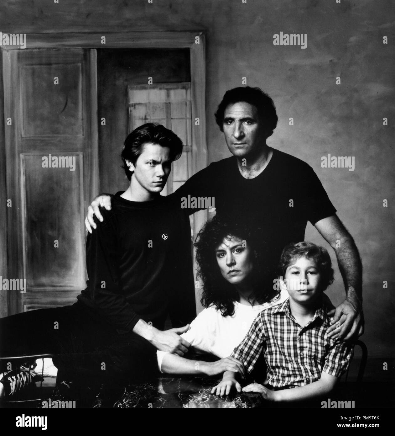 Publicité studio toujours de "Running on Empty" River Phoenix, Christine Lahti, Judd Hirsch, Jonas Abry © 1988 Warner Tous Droits Réservés #  de référence fichier 31694114THA pour un usage éditorial uniquement Banque D'Images