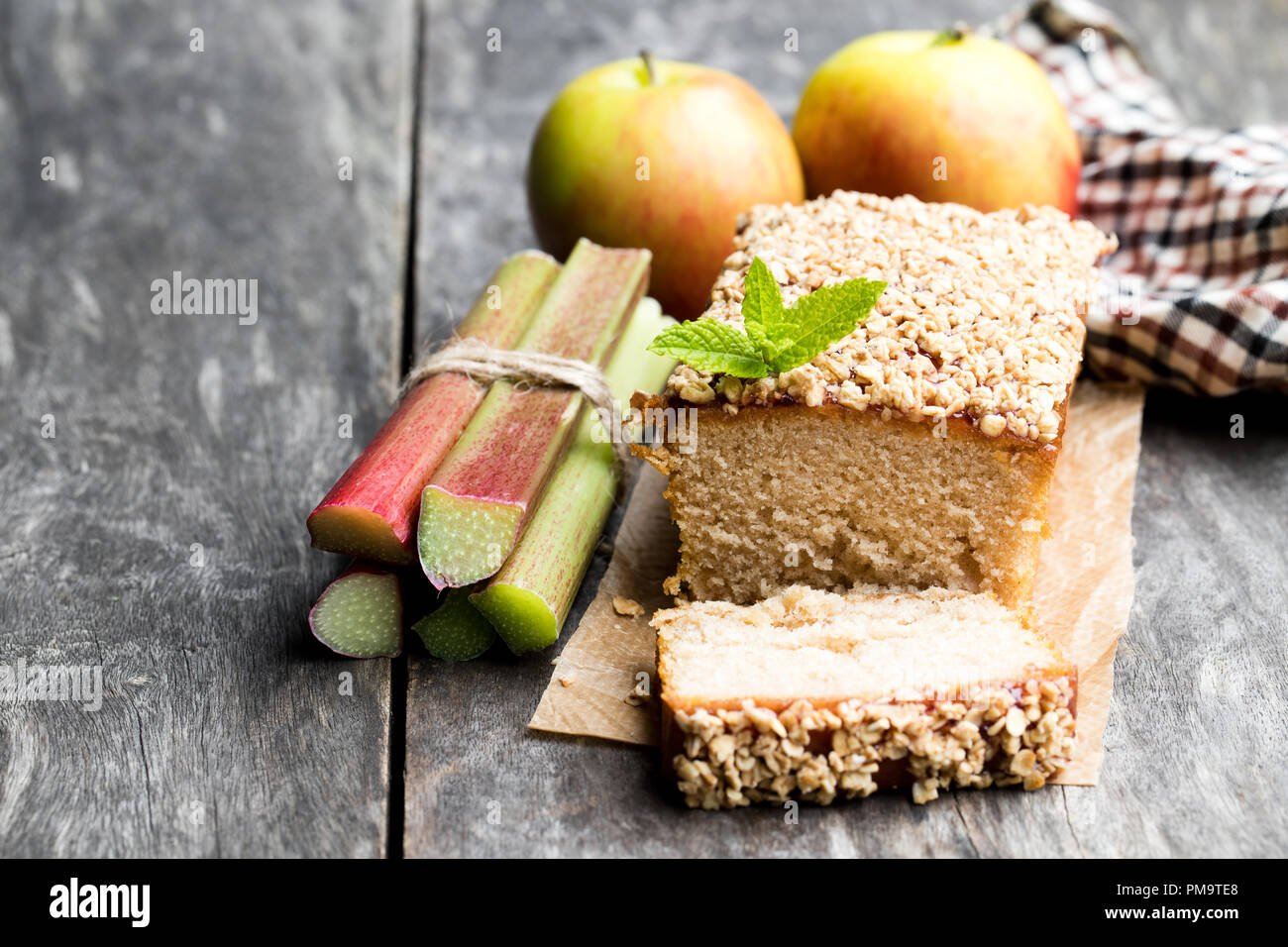 La rhubarbe fait maison et tarte aux pommes sucrées avec de l'avoine sur table en bois Banque D'Images