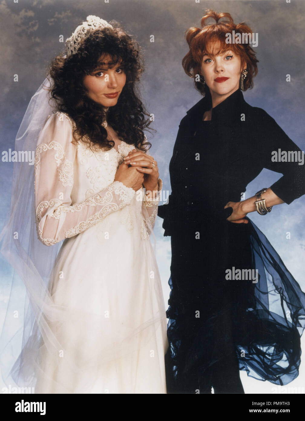 Publicité studio toujours de 'Beetlejuice' Geena Davis, Catherine O'Hara © 1988 Warner Tous Droits Réservés #  de référence fichier 31694344THA pour un usage éditorial uniquement Banque D'Images