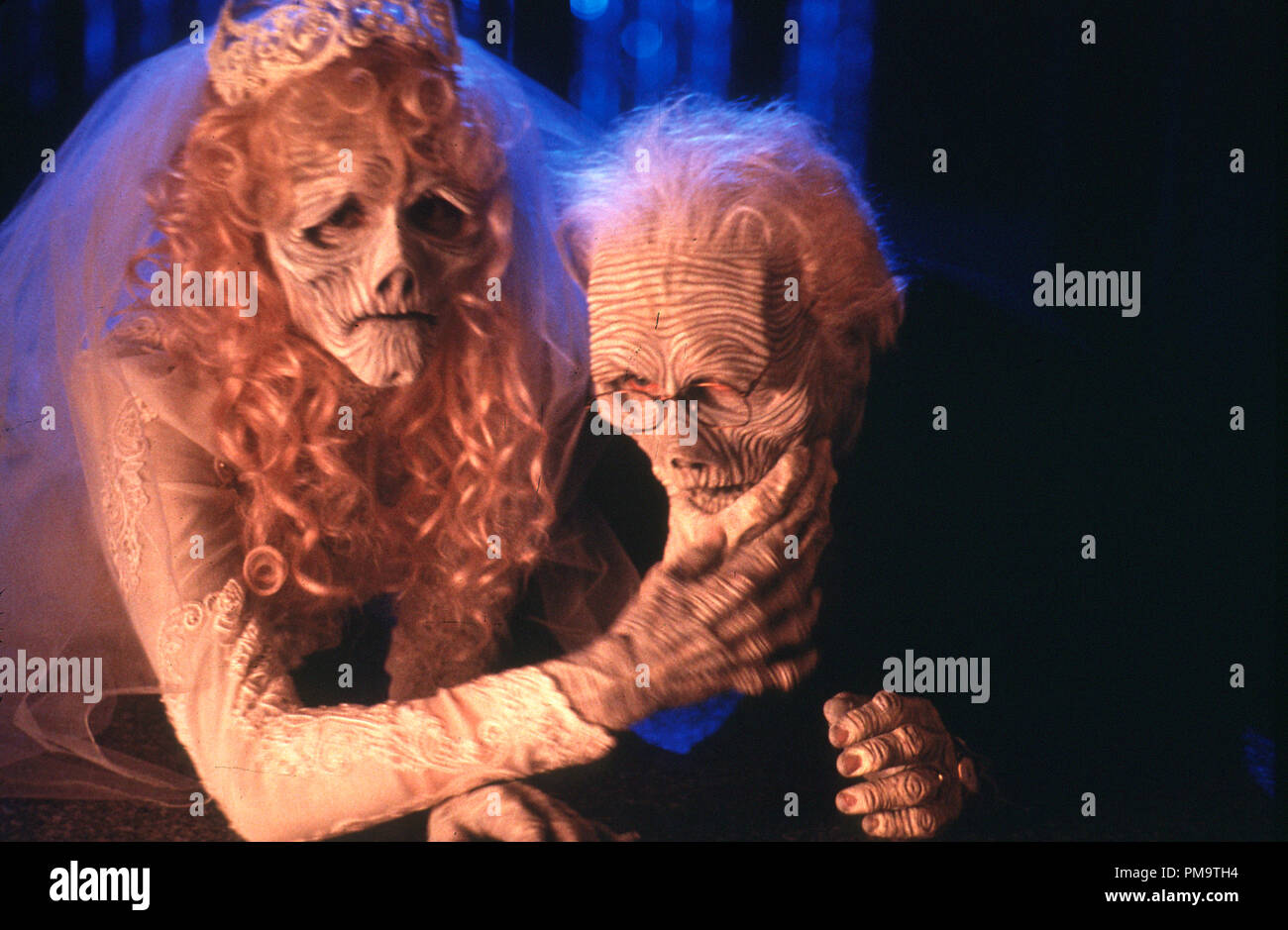 Publicité studio toujours de 'Beetlejuice' Geena Davis, Alec Baldwin © 1988 Warner Tous Droits Réservés #  de référence fichier 31694345THA pour un usage éditorial uniquement Banque D'Images