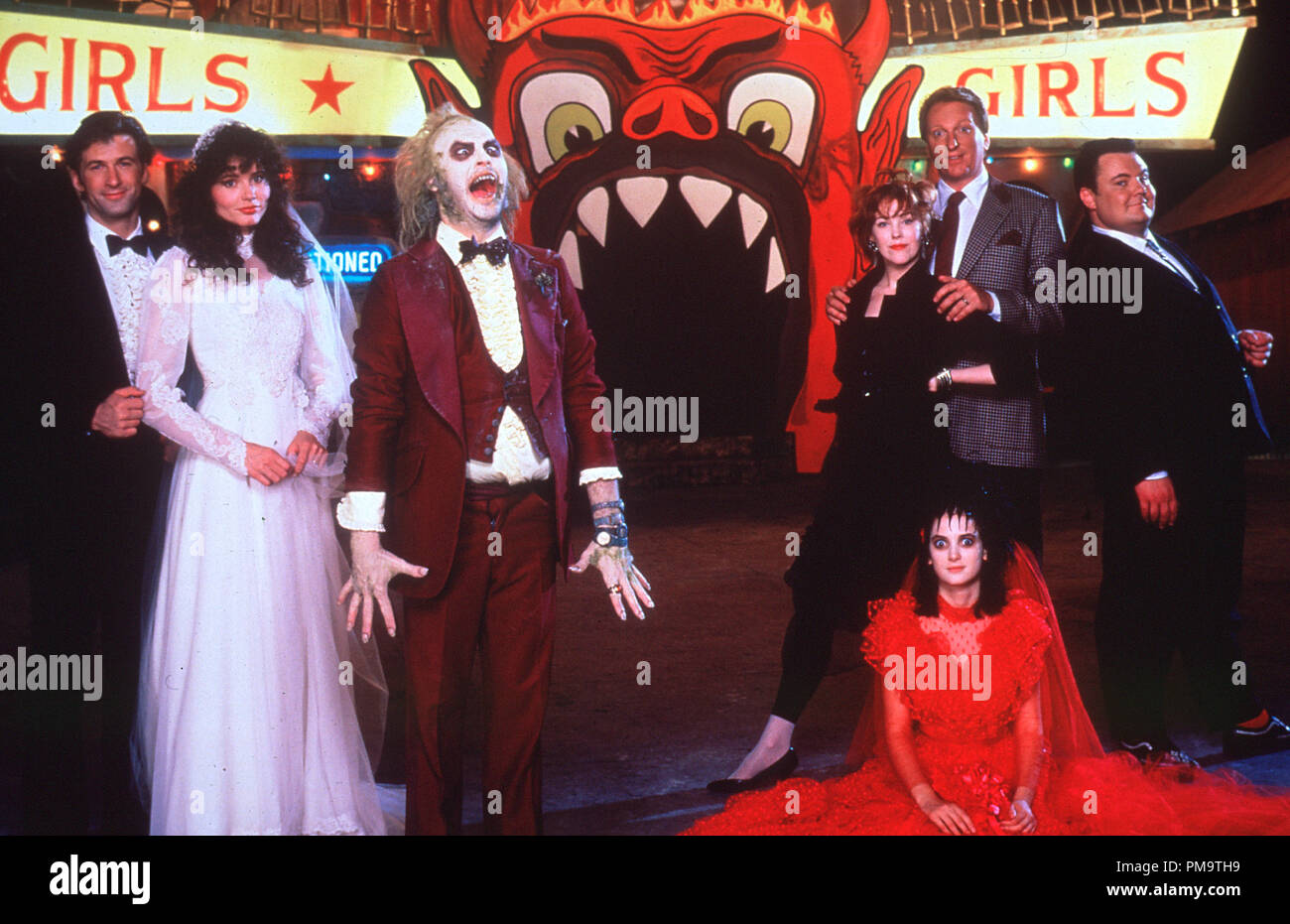 Publicité studio toujours de 'Beetlejuice' Alec Baldwin, Geena Davis, Michael Keaton, Winona Ryder, Catherine O'Hara, Jeffrey Jones, Glenn Shadix Warner © 1988 Tous droits réservés n° de référence du fichier 31694349THA pour un usage éditorial uniquement Banque D'Images