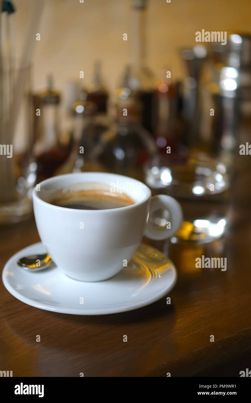 Soft focus photo de tasse de café sur le comptoir du bar à l'arrière-plan flou. (Photo prise avec une ouverture et a faible profondeur de champ) Banque D'Images