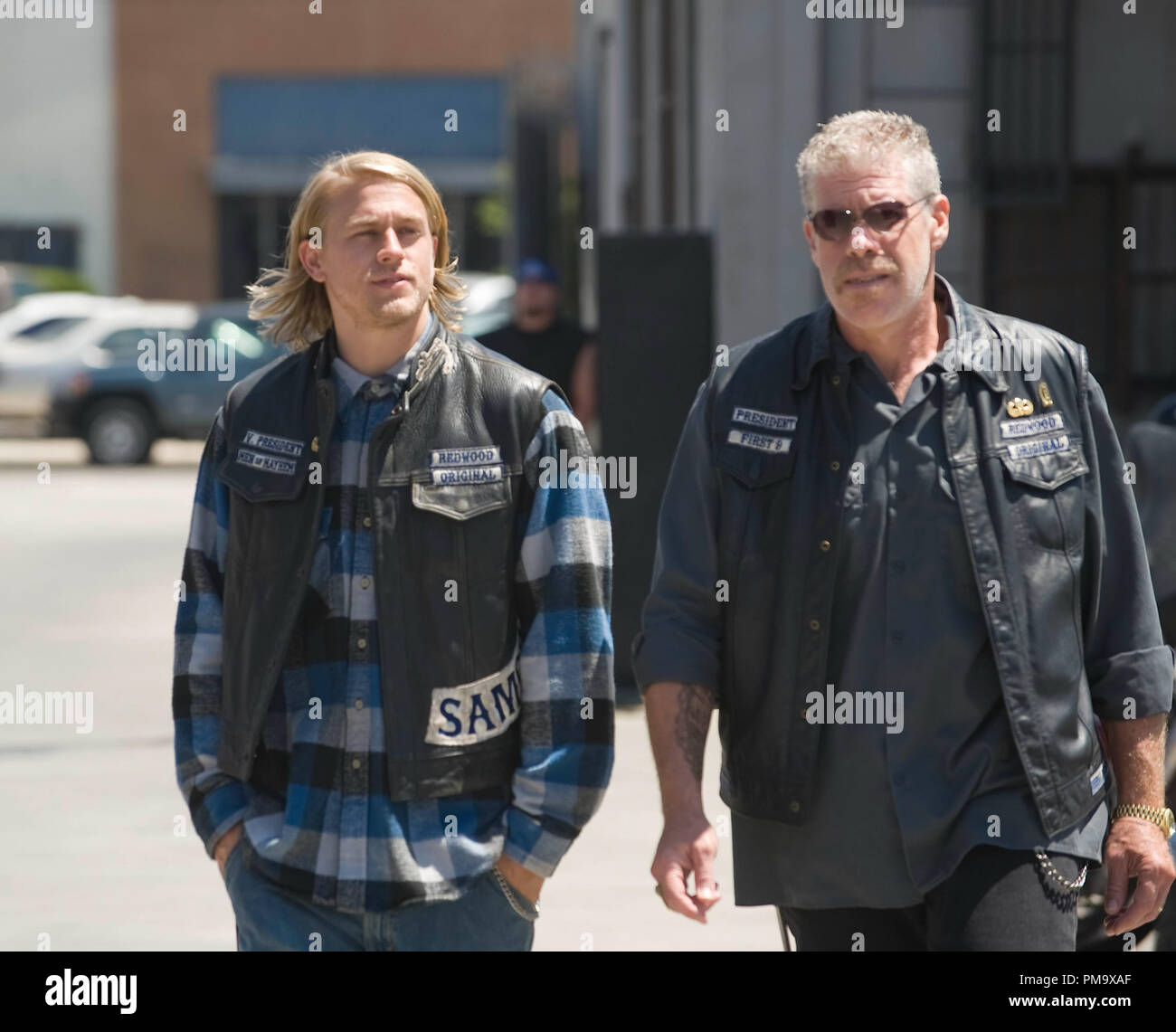 SONS OF ANARCHY : épisode 'patch' SUR L-R : Charlie Hunnam comme "Jax" et Ron Perlman comme Clay Morrow. Crédit photo : Ray Mickshaw / FX Banque D'Images