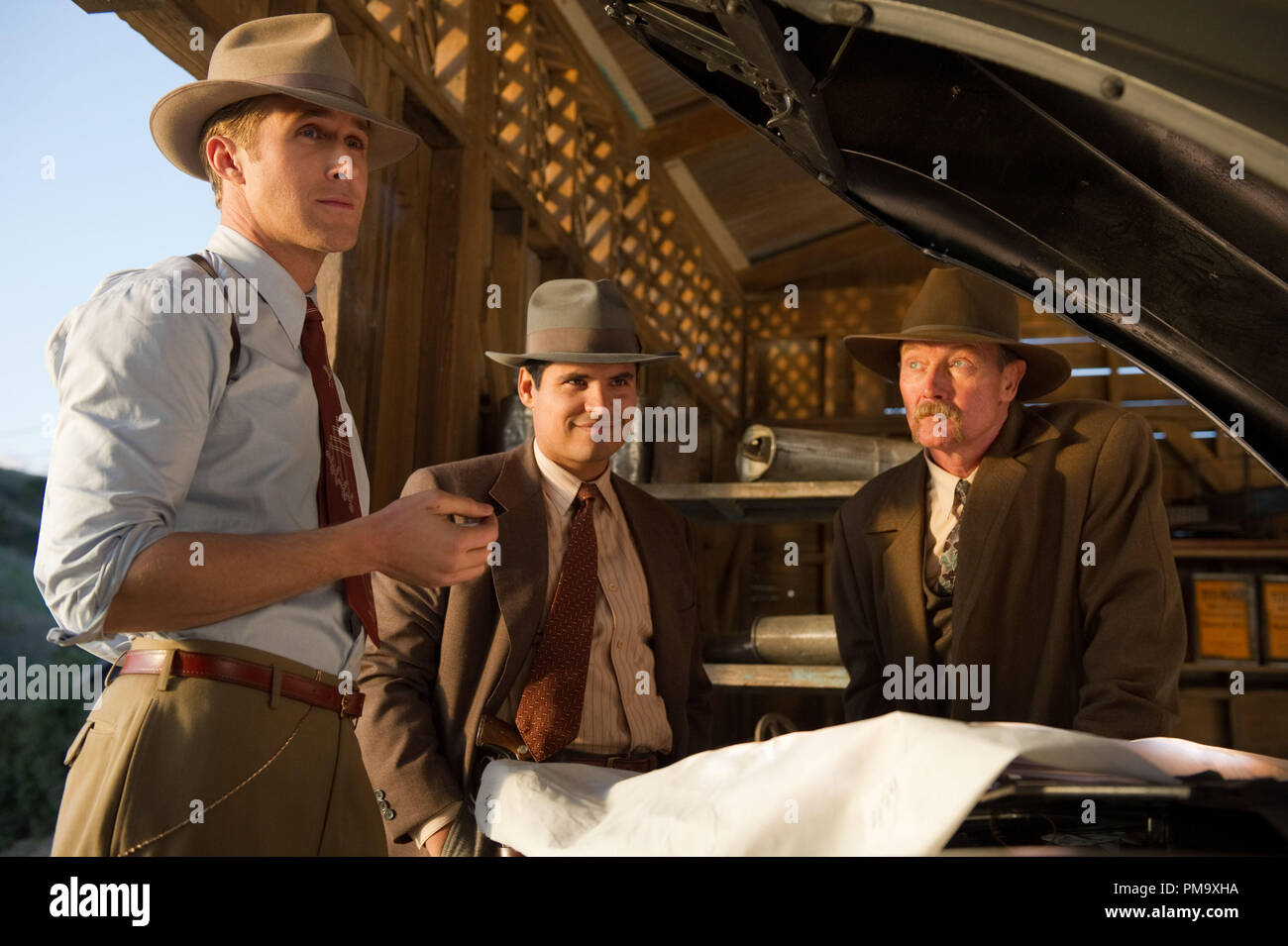 (L-r) RYAN GOSLING comme Sgt. Jerry Wooters, MICHAEL PEÑA comme officier Navidad Ramirez et ROBERT PATRICK en tant qu'officier Max Kennard de Warner Bros Pictures et Village Roadshow Pictures' drama "GANGSTER SQUAD", un communiqué de Warner Bros Pictures. Banque D'Images