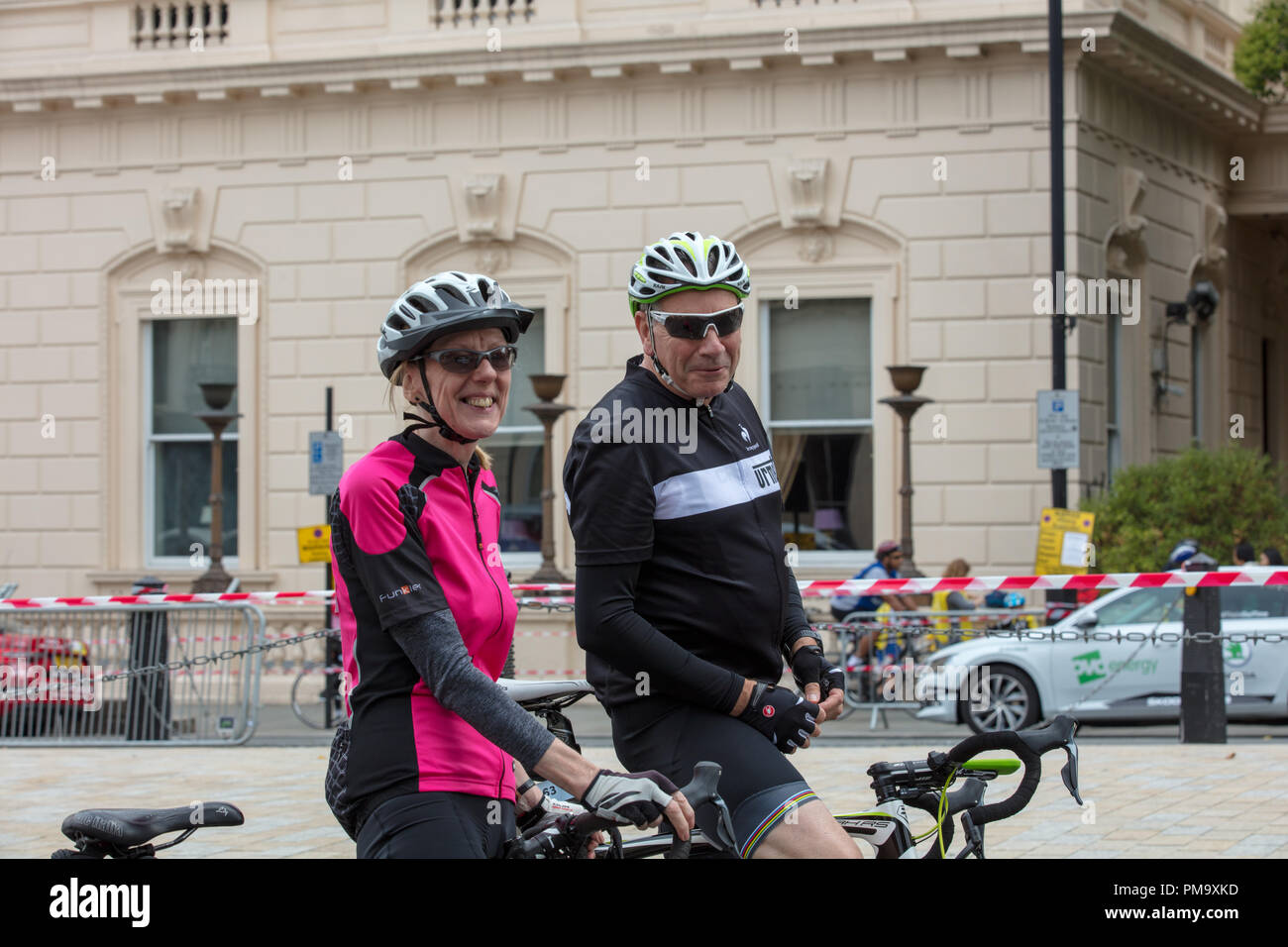 Cyclisme britannique HSBC Let's Ride Westminster en 2018. Couple retraités vélo arrivant à prendre part à la course de loisirs dans le centre de Londres. Banque D'Images