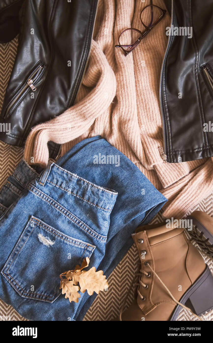 Vêtements automne costume avec veste, pull, les jeans et les bottes, vue de  dessus de la saison automne/hiver idée tenue Photo Stock - Alamy