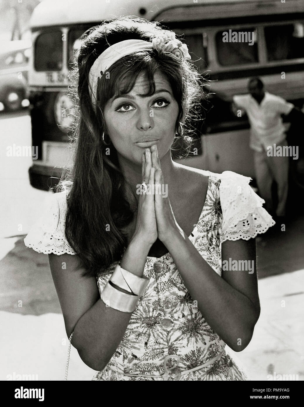 Publicité Studio : 'Encore une rose pour tout le monde' (aka Una rosa per tutti) Claudia Cardinale 1967 référence #  31780 Fichier 012 Banque D'Images