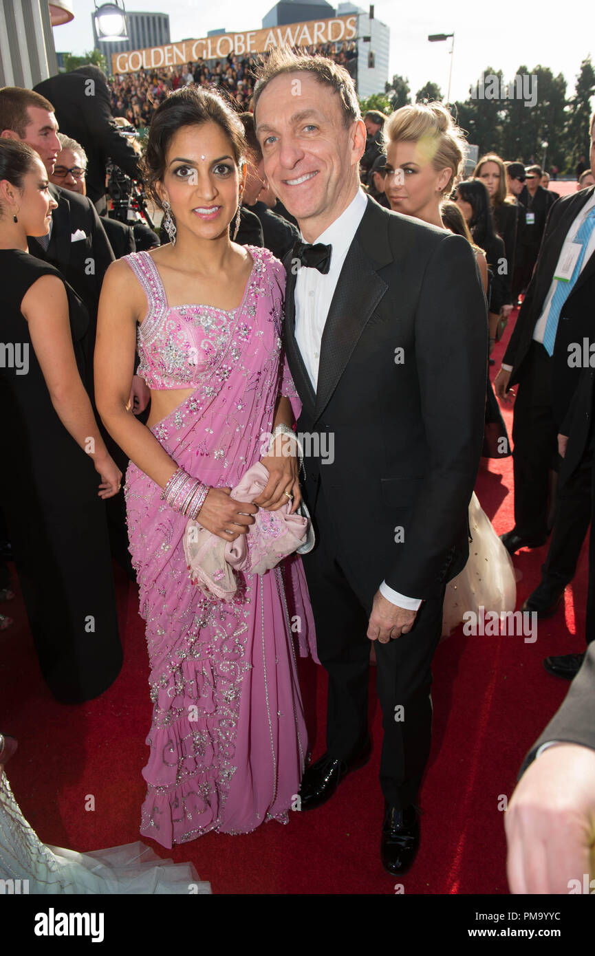 En nomination pour BEST ORIGINAL SCORE - MOTION PICTURE pour "LIFE OF PI", Mychael Danna assiste à la 70e Golden Globe Awards annuels avec Arpana Danna au Beverly Hotel de Beverly Hills, CA le dimanche, Janvier 13, 2013. Banque D'Images
