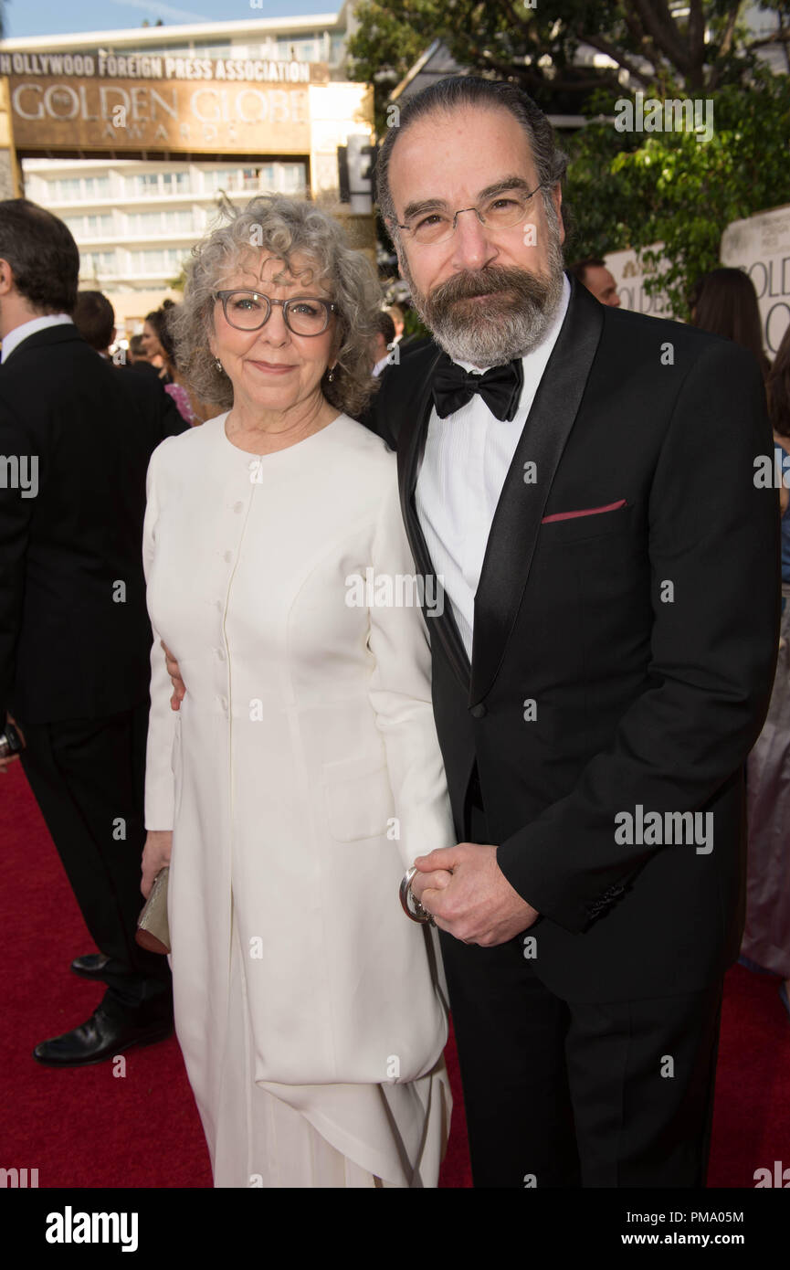 L'actrice Kathryn minable (à gauche) et l'acteur Mandy Patinkin assister au 70e Congrès annuel de Golden Globe Awards au Beverly Hilton de Los Angeles, CA le dimanche, Janvier 13, 2013. Banque D'Images