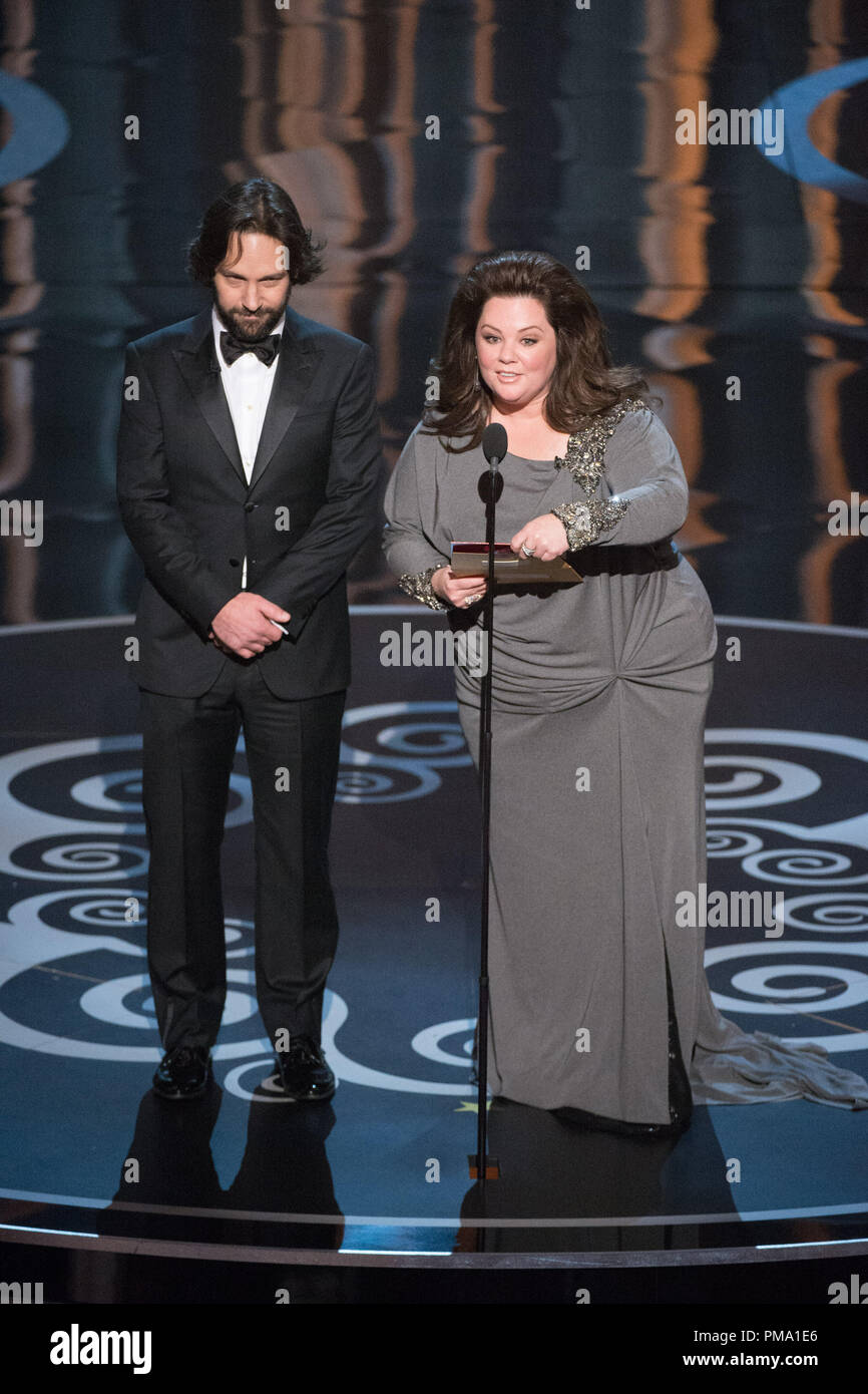 Paul Rudd et Melissa McCarty introduire la catégorie du meilleur court-métrage d'animation lors de la diffusion de l'ABC en direct des Oscars® à partir de la technologie Dolby® Theatre à Hollywood, CA, Dimanche, Février 24, 2013. Banque D'Images
