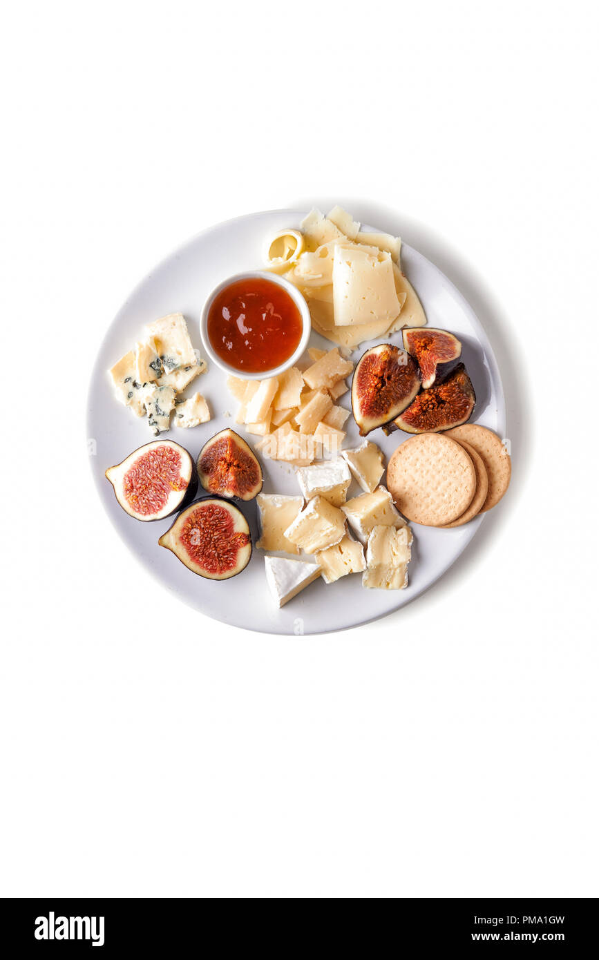Assiette de fromage avec fruits et biscuits isolé sur fond blanc Banque D'Images