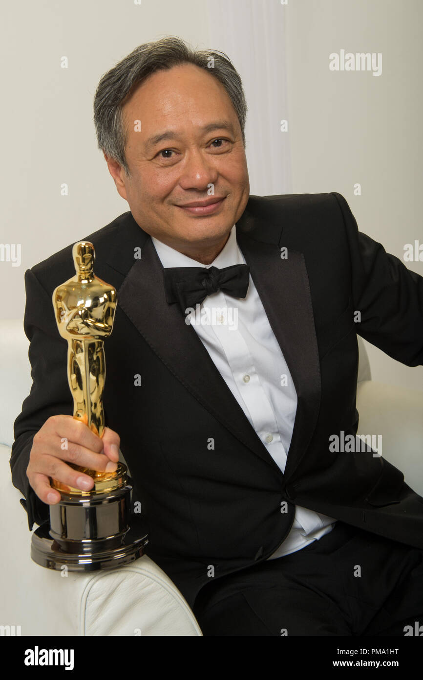 Après avoir remporté la catégorie réalisation dans la direction de "l'odyssée de Pi" d'Ang Lee, directeur pose des coulisses avec son Oscar® pendant la diffusion de l'ABC en direct des Oscars® à partir de la technologie Dolby® Theatre à Hollywood, CA, Dimanche, Février 24, 2013. Banque D'Images