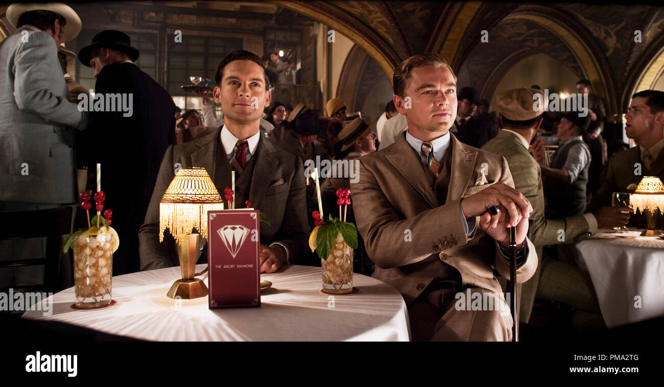 Tobey Maguire stars comme Nick Carraway et Leonardo DiCaprio étoiles comme Jay Gatsby de Warner Bros Pictures, Gatsby le Magnifique (2013) Banque D'Images