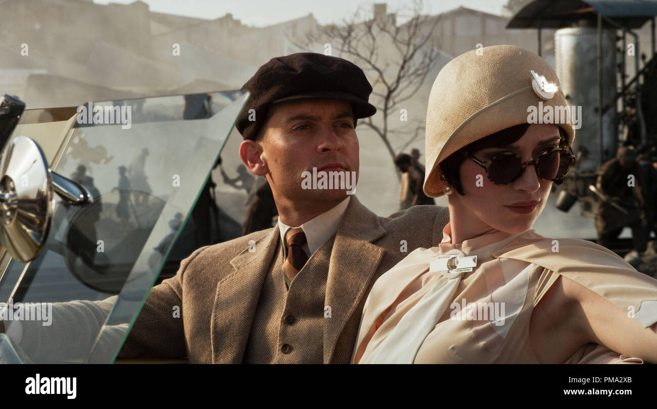 TOBEY MAGUIRE comme Nick Carraway et ELIZABETH DEBICKI comme Jordan Baker à Warner Bros Pictures et Village Roadshow Pictures' drama 'Gatsby le Magnifique', un Warner Bros Pictures version. Banque D'Images