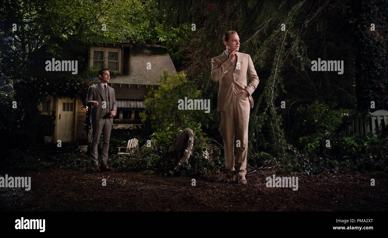 (L-r) Tobey Maguire comme Nick Carraway et LEONARDO DiCAPRIO comme Jay Gatsby de Warner Bros Pictures et Village Roadshow Pictures' drama 'Gatsby le Magnifique', un Warner Bros Pictures version. Banque D'Images