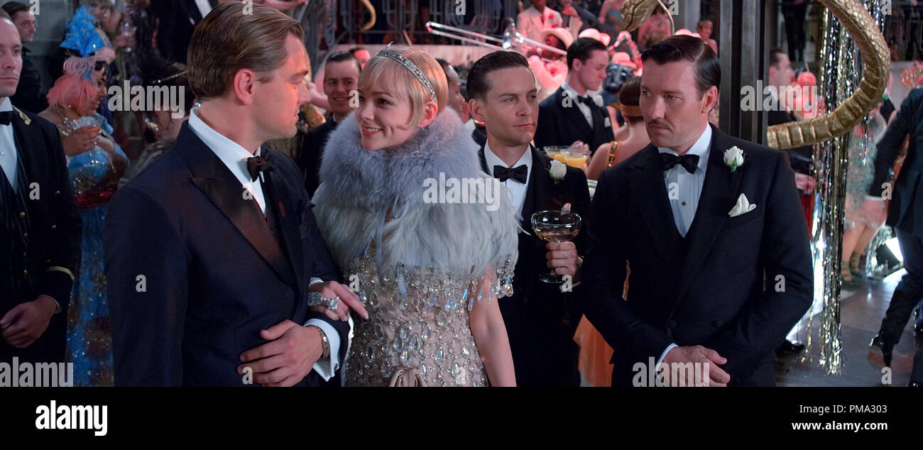 (L-r) LEONARDO DiCAPRIO comme Jay Gatsby, CAREY MULLIGAN en Daisy Buchanan, Tobey Maguire comme Nick Carraway et JOEL EDGERTON comme Tom Buchanan en Warner Bros Pictures et Village Roadshow Pictures' drama 'Gatsby le Magnifique', un Warner Bros Pictures version. Banque D'Images