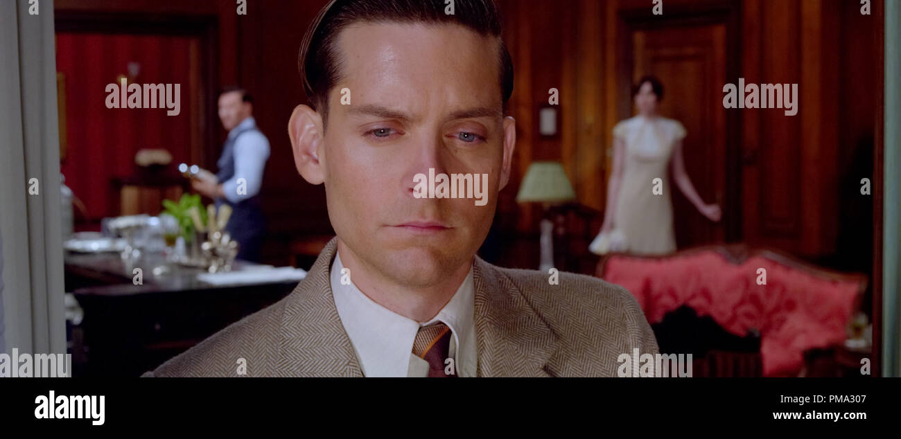 (L-r) JOEL EDGERTON comme Tom Buchanan, Tobey Maguire comme Nick Carraway et ELIZABETH DEBICKI comme Jordan Baker à Warner Bros Pictures et Village Roadshow Pictures' drama 'Gatsby le Magnifique', un Warner Bros Pictures version. Banque D'Images