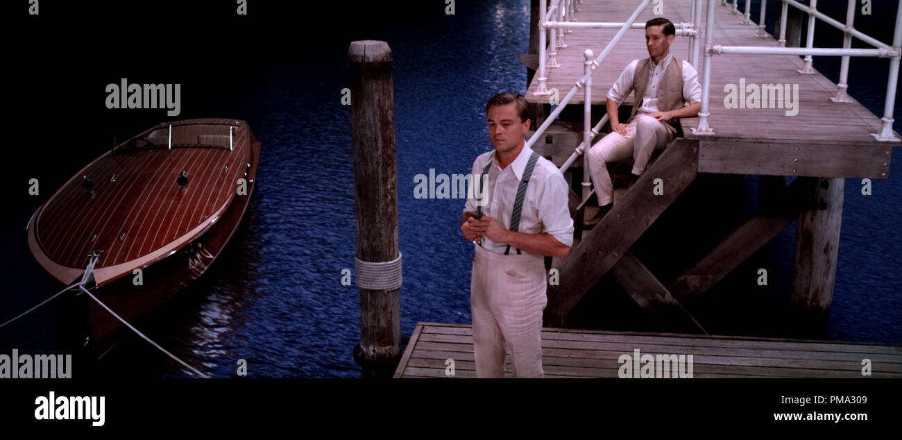 (L-r) LEONARDO DiCAPRIO comme Jay Gatsby et Tobey Maguire comme Nick Carraway dans Warner Bros Pictures et Village Roadshow Pictures' drama 'Gatsby le Magnifique', un Warner Bros Pictures release Banque D'Images