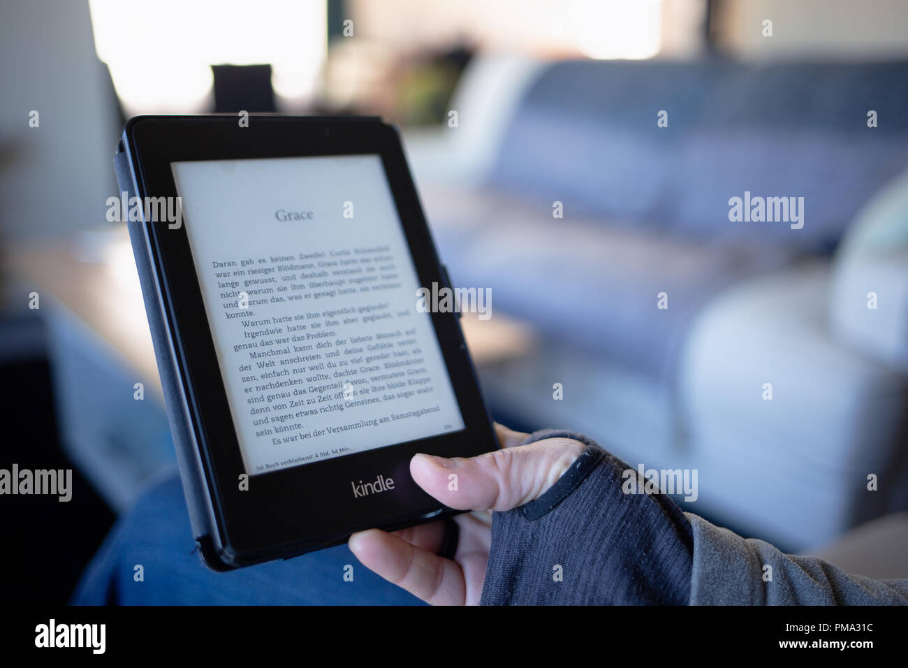 Amazon Kindle Paperwhite E-Livre de lecture en attendant la technologie moderne Banque D'Images