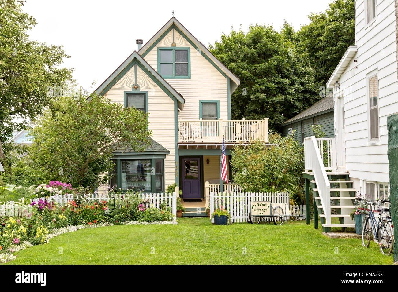 Location de maison de vacances de charme, avec clôture et les jardins sur l'île Mackinac, Michigan. Banque D'Images