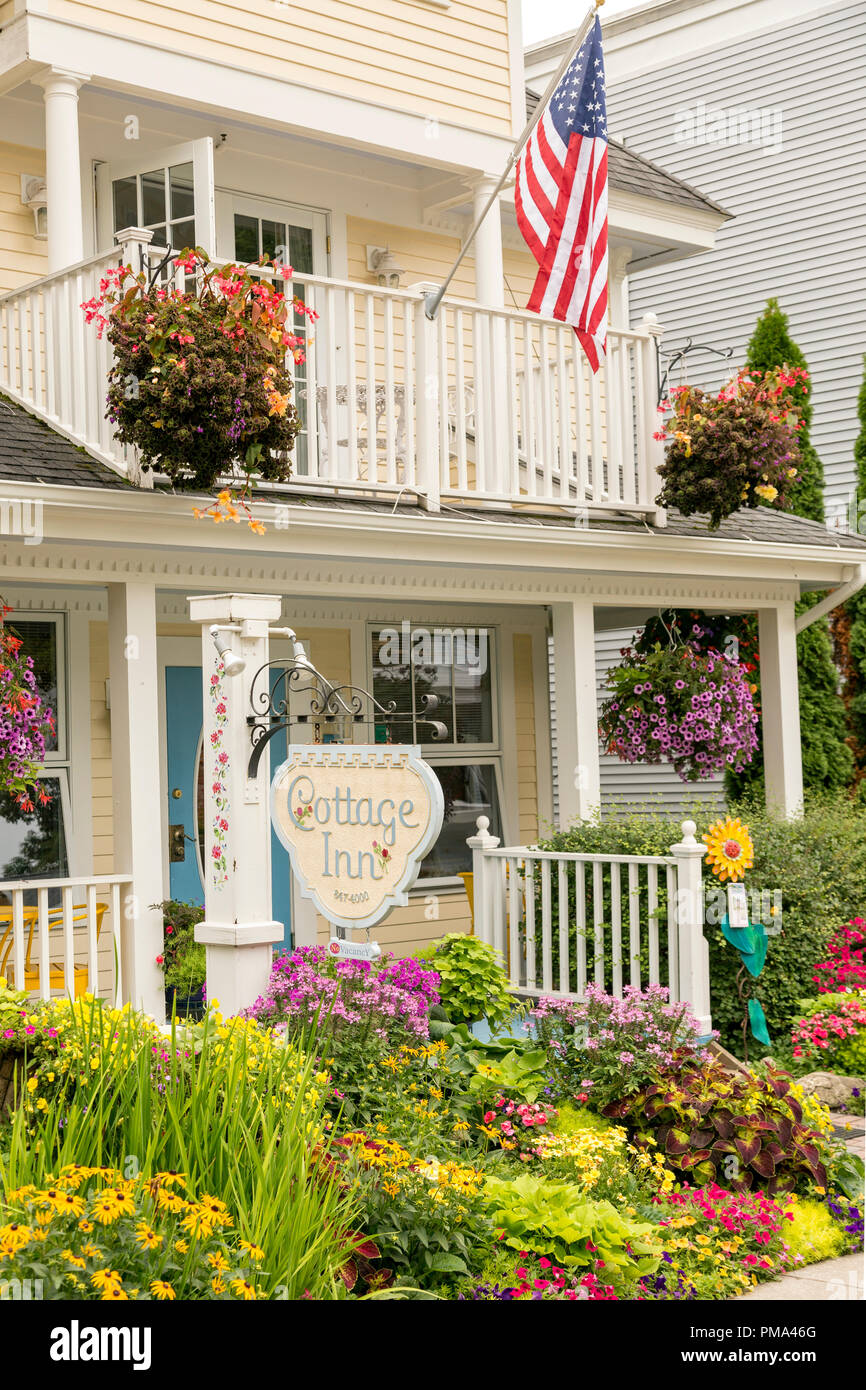 Porche de l'entrée, entouré de jardins d'un charmant Bed and Breakfast sur l'historique l'île Mackinac. Banque D'Images