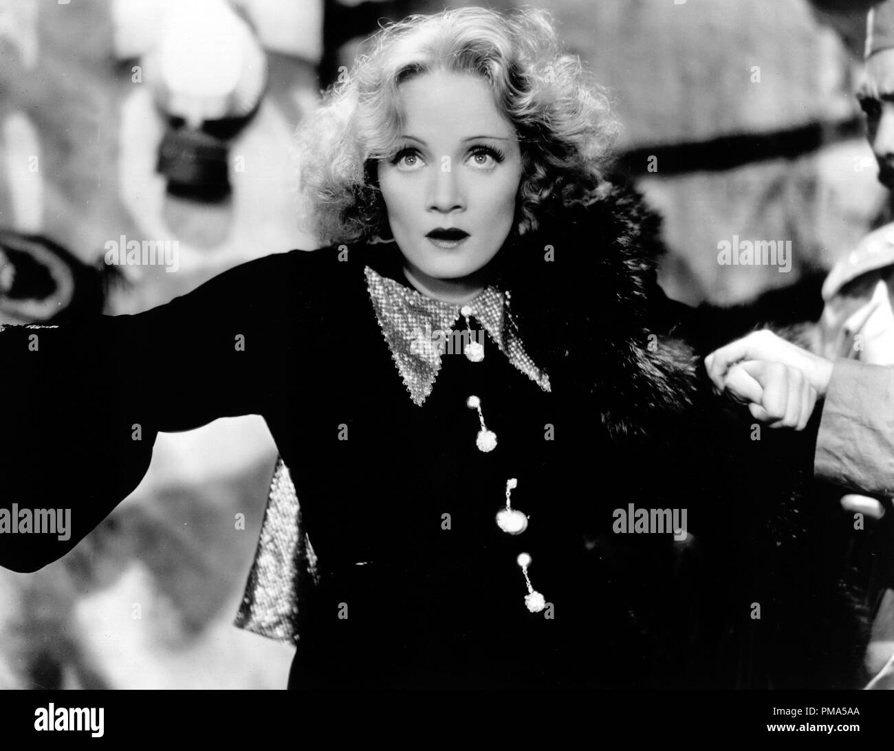 Publicité Studio : (Toujours classique du cinéma d'archives - Marlene Dietrich rétrospective) 'Shanghai Express' Marlene Dietrich 1932 une référence de dossier 32039 015THA Banque D'Images