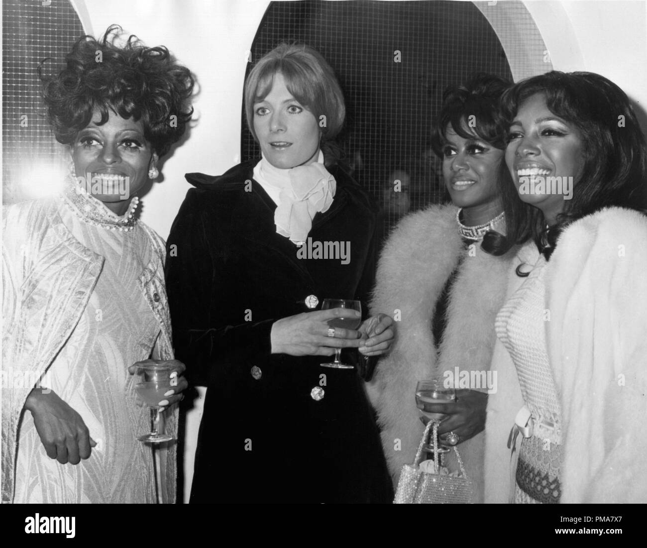 Vanessa Redgrave lors d'une fête avec Diana Ross, Cindy Birdsong et Mary Wilson du groupe Les Suprêmes, 1968 © CCR /Le Hollywood Archive - Tous droits réservés référence #  32263 855THA Banque D'Images Vanessa Redgrave lors d'une fête avec Diana Ross, Cindy Birdsong et Mary Wilson du groupe Les Suprêmes, 1968 © CCR /Le Hollywood Archive - Tous droits réservés référence #  32263 855THA Banque D'Images