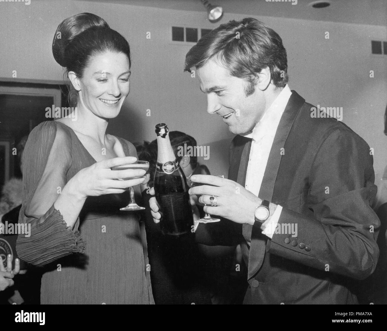 Vanessa Redgrave avec Franco Nero après un Gala aux performances de 'Daniel Deronda' , 1969 © CCR /Le Hollywood Archive - Tous droits réservés référence #  32263 858THA Banque D'Images Vanessa Redgrave avec Franco Nero après un Gala aux performances de 'Daniel Deronda' , 1969 © CCR /Le Hollywood Archive - Tous droits réservés référence #  32263 858THA Banque D'Images