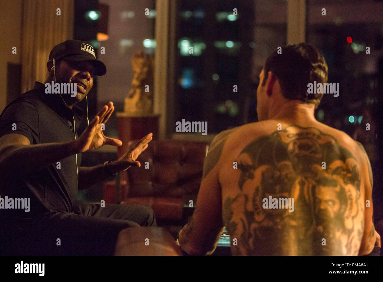 (Antoine Fuqua) gauche s'assoit avec Marton Csokas sur l'ensemble de Columbia Pictures, l'égaliseur. Banque D'Images