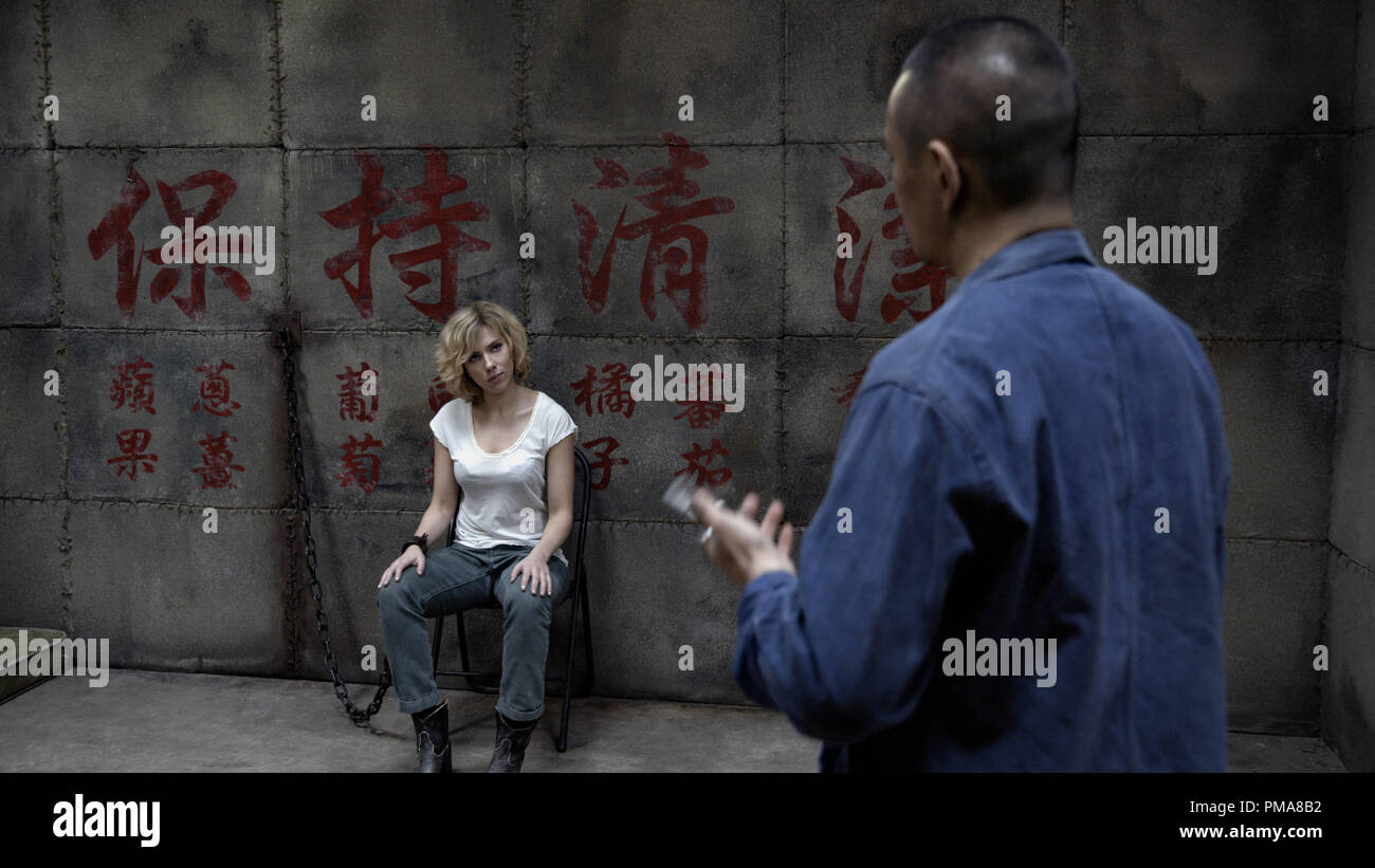 Lucy (Scarlett Johansson) est temporairement en otage dans "Lucy" Banque D'Images