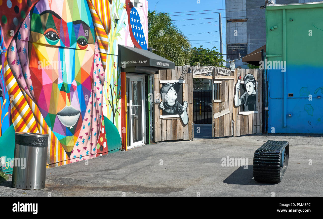 MIAMI, USA - 22 août 2018 : murs Wynwood shop. Wynwood est un quartier de Miami, en Floride, connue pour ses graffiti et street art. Banque D'Images
