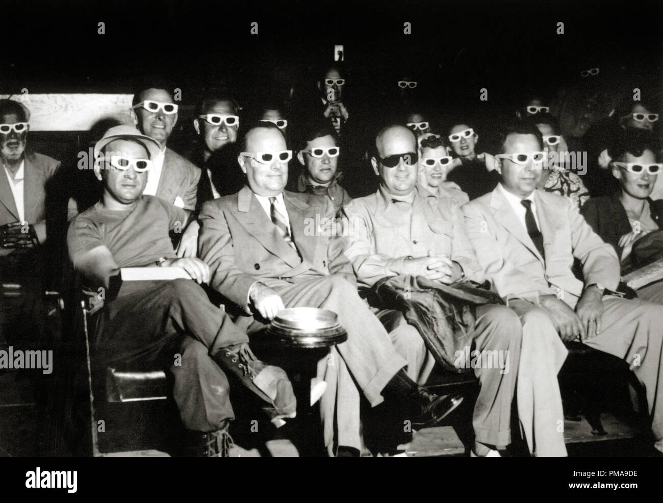 Movie-Goers portant des lunettes 3-D et 3-D de regarder un film, vers 1952 référence #  31955 976THA Banque D'Images
