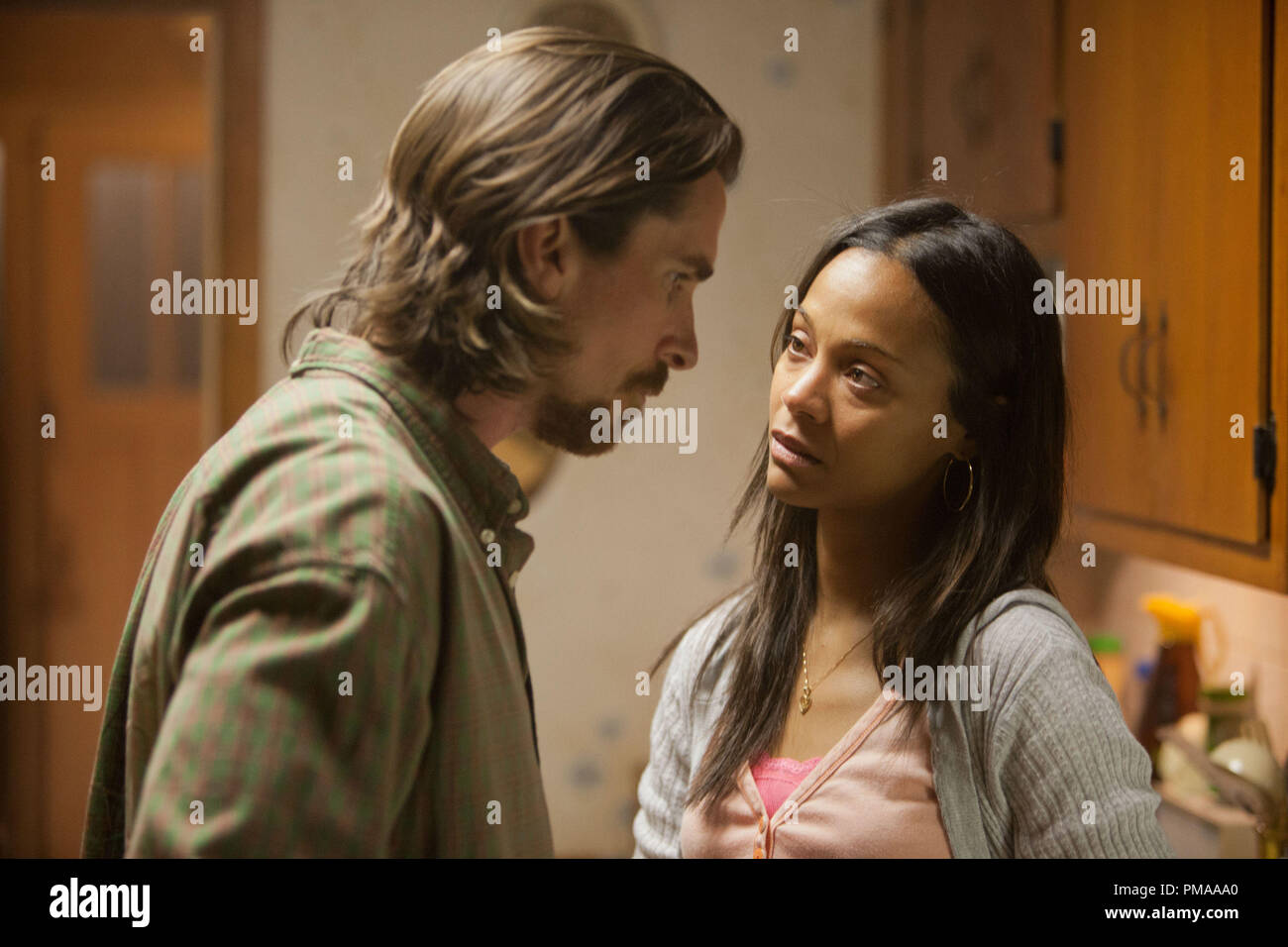 (De droite à gauche.) Zoe Saldana et Christian Bale dans la relativité star Media est hors de la Fournaise. Crédit photo : Kerry Hayes © 2013 Support de la relativité. Banque D'Images