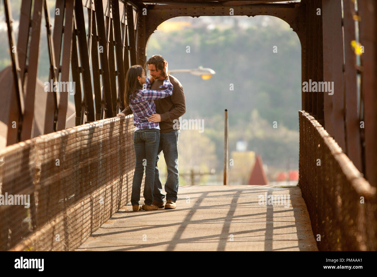 (De gauche à droite.) Zoe Saldana et Christian Bale dans la relativité star Media est hors de la Fournaise. Crédit photo : Kerry Hayes © 2013 Support de la relativité. Banque D'Images