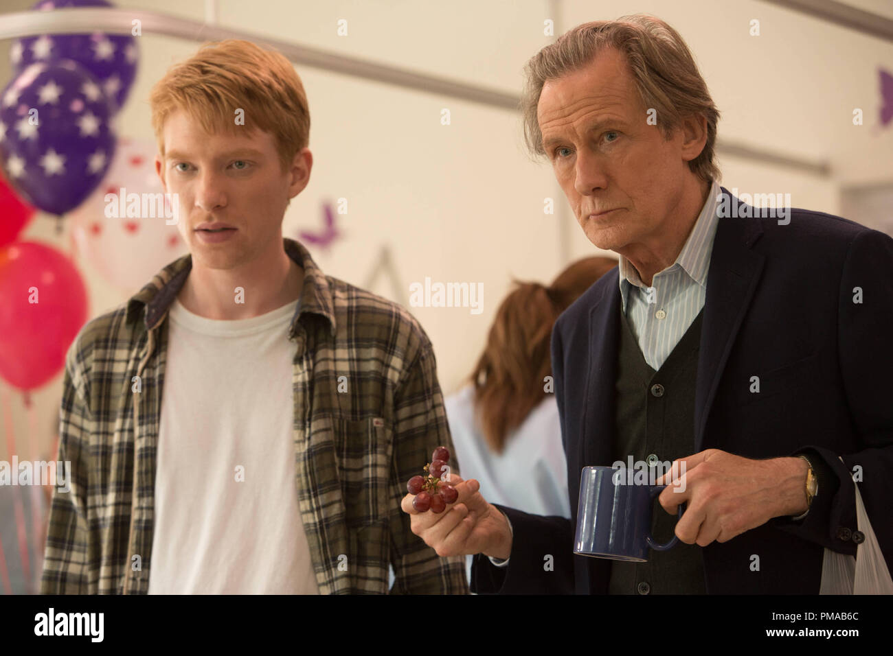 (L à R) Tim (DONALD MORMAER GLEESON) et Tim's Dad (Bill Nighy) dans 'Temps' Banque D'Images