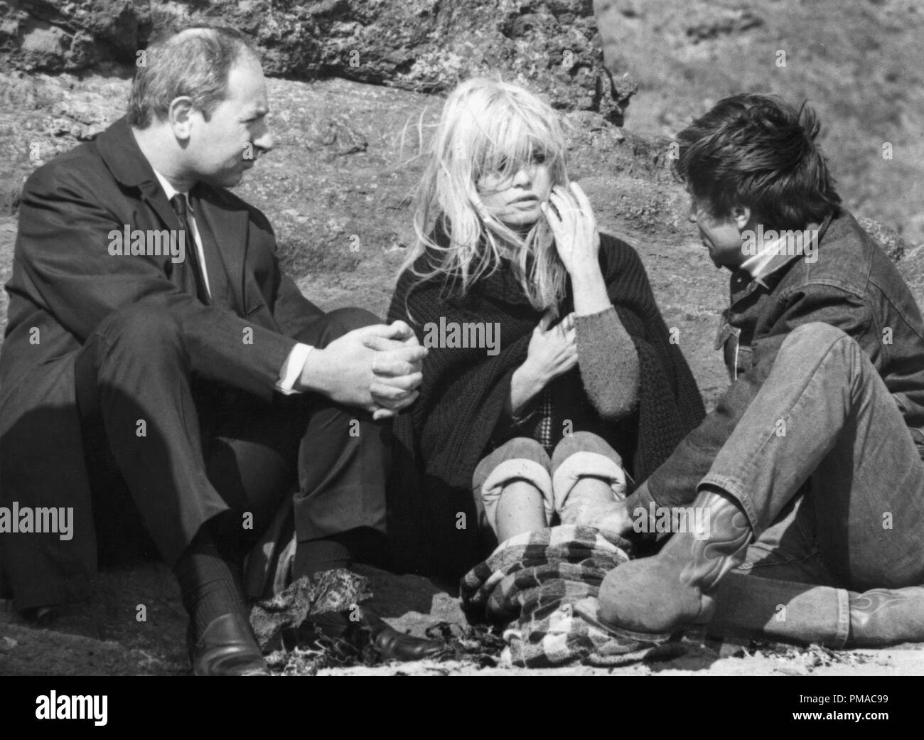 Brigitte Bardot et réalisateur Serge Bourguignon sur le site pendant la réalisation de "deux semaines en septembre 1966 © CCR' /l'Hollywood Archive - Tous droits réservés référence #  32368 070THA Banque D'Images