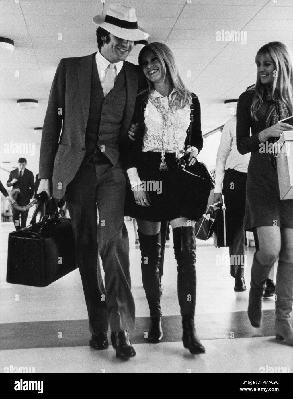 Brigitte Bardot avec son beau-frère Patrick Bauchaud, 1968 © CCR /Le  Hollywood Archive - Tous droits réservés référence # 32368 073THA Photo  Stock - Alamy