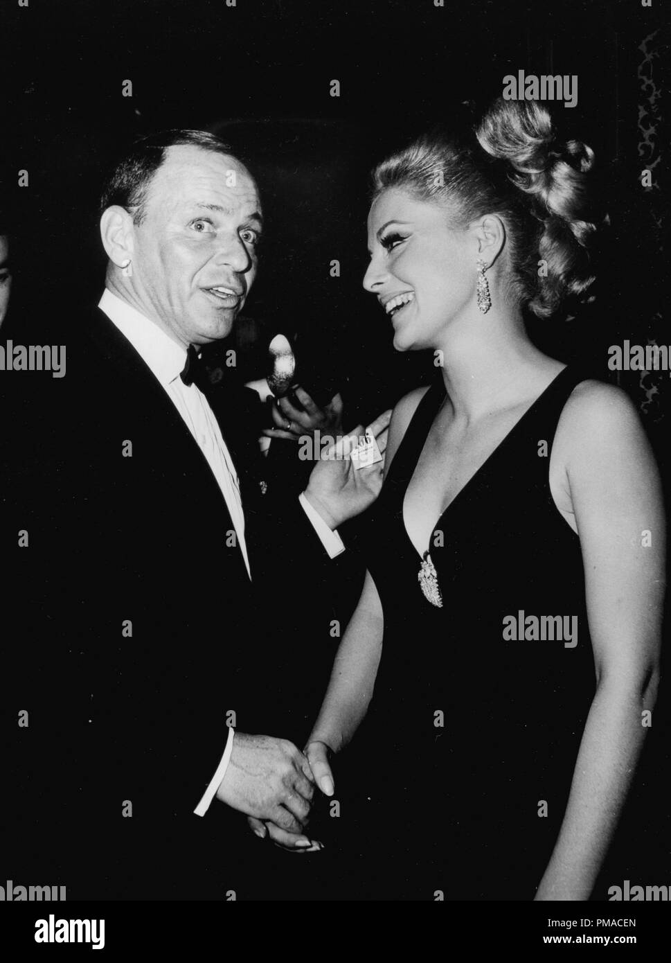 Frank Sinatra avec Virna Lisi à New York, vers 1966 © CCR /Le Hollywood Archive - Tous droits réservés référence #  32368 185THA Banque D'Images