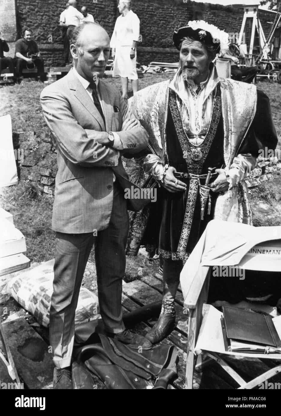 Robert Shaw en caractère comme le Henry VIII lors du tournage de "un homme pour toutes les saisons" avec Lord Montague de Beaulieu, 1966 Référence #  32368 Fichier 214THA Banque D'Images