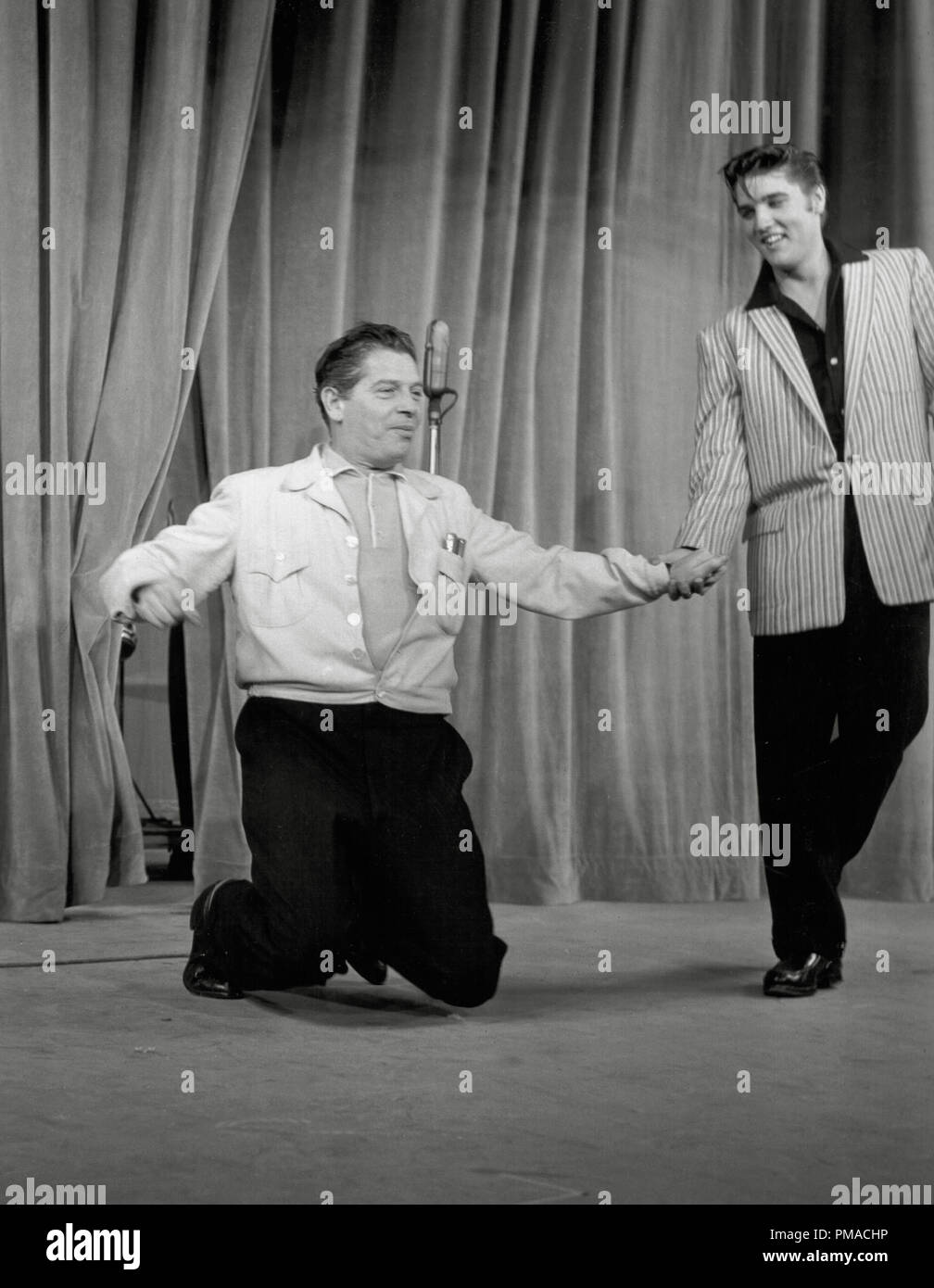 Elvis Presley et Milton Berle pendant les répétitions pour l'une de ses premières apparitions à la télévision sur le Milton Berle Show', le 5 juin 1956. Référence #  32368 Fichier 267THA Banque D'Images