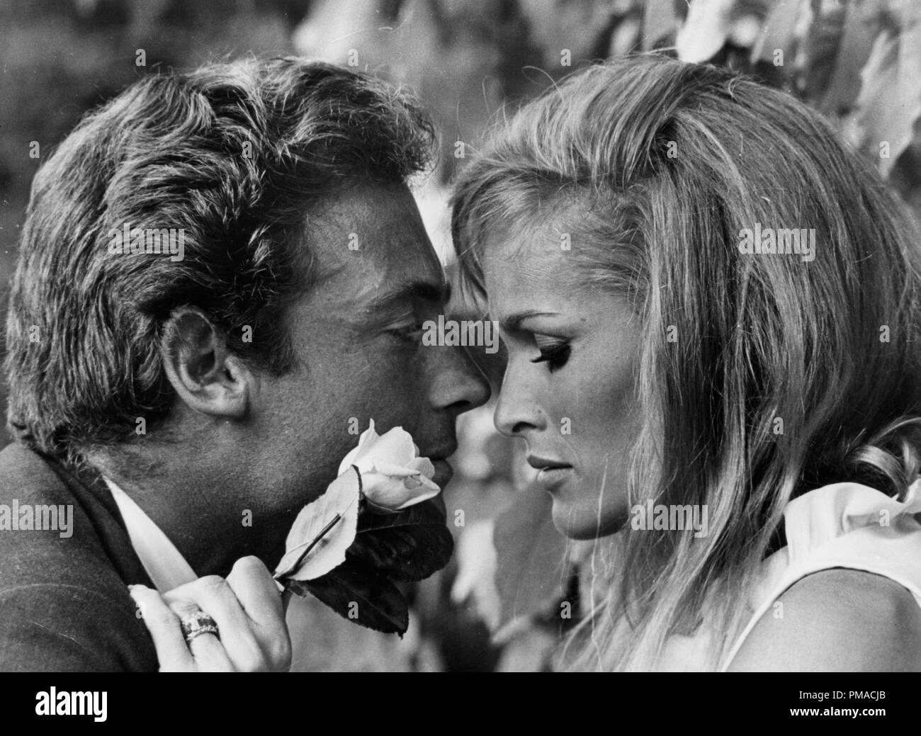 Ursula Andress et sa co-star du film, 'elle', John Richardson, 1964 © CCR /Le Hollywood Archive - Tous droits réservés référence #  32368 291THA Banque D'Images