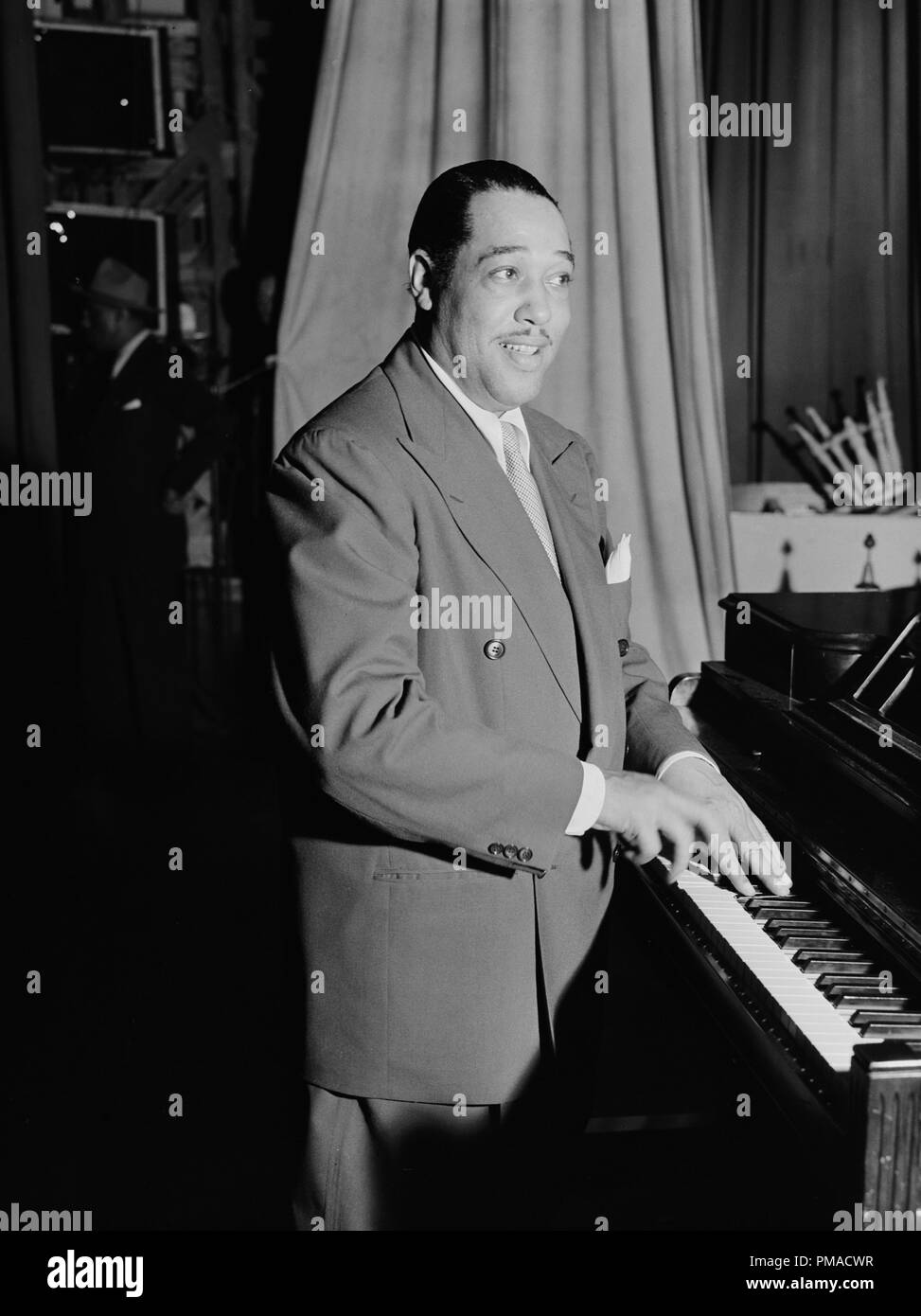 Portrait de Duke Ellington, Howard Theatre, Washington, D.C., vers juin 1946. Photo par : William P. Gottlieb référence #  32368 476THA Banque D'Images