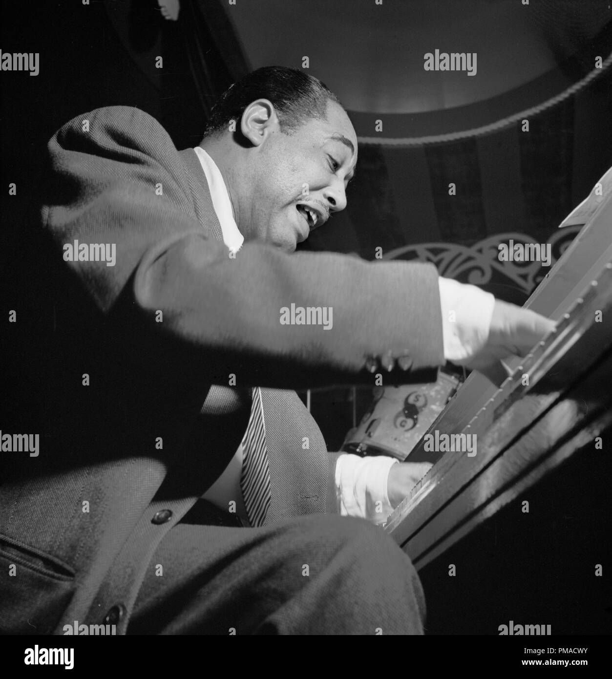 Portrait de Duke Ellington, Aquarium, New York, N.Y., entre 1946 et 1948. Photo par : William P. Gottlieb référence #  32368 479THA Banque D'Images