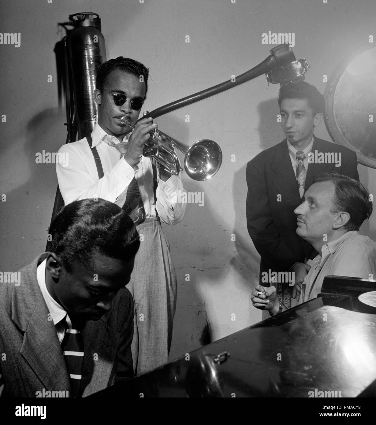 Portrait d'Howard McGhee, brique Fleagle, et Miles Davis, New York, N.Y., vers 1947. sept. Photo par : William P. Gottlieb référence #  32368 503THA Banque D'Images