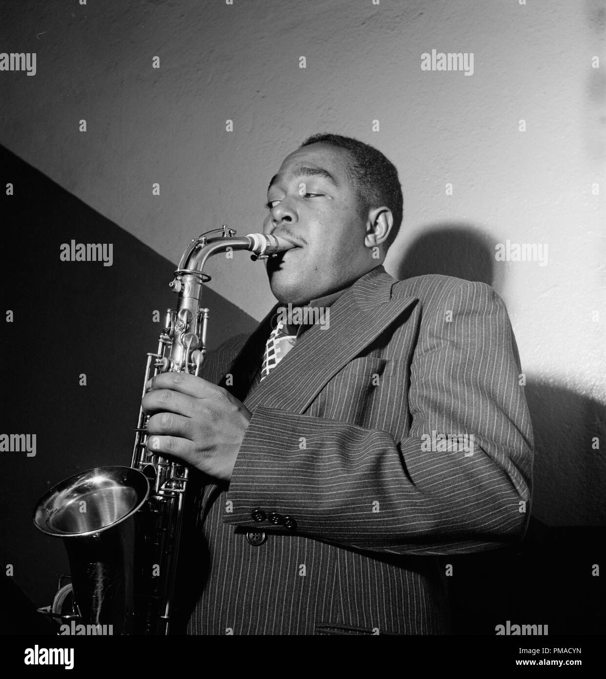 Portrait de Charlie Parker, Carnegie Hall, New York, N.Y., vers 1947. Photo par : William P. Gottlieb référence #  32368 515THA Banque D'Images