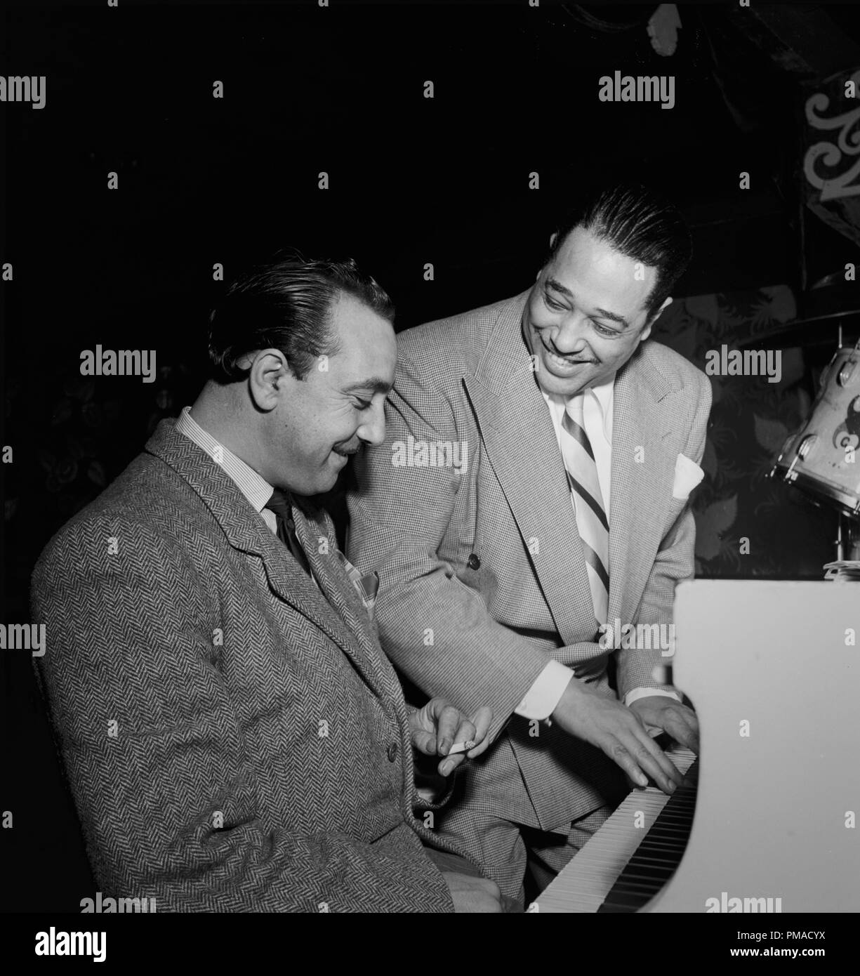 Portrait de Django Reinhardt et Duke Ellington, Aquarium, New York, N.Y., vers 1946. nov. Photo par : William P. Gottlieb référence #  32368 520THA Banque D'Images