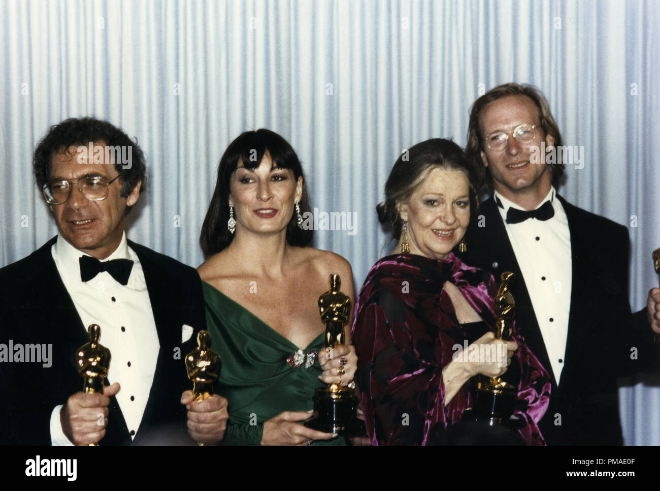 Sydney Pollack, Angelica Huston, William Hurt à la 58e annuelle des Academy Awards, 1986 Référence du dossier #  32509 471THA Banque D'Images