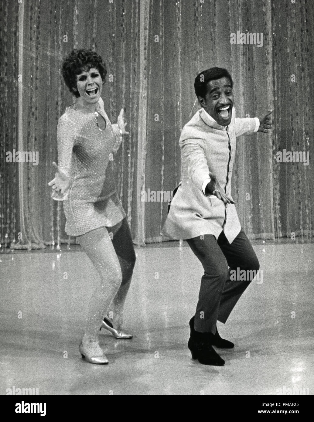 Judy Carne et Sammy Davis Jr. sur l'ensemble de television show 'Laugh-In', 1968 © CCR /Le Hollywood Archive - Tous droits réservés référence #  32633 175 THA Banque D'Images Judy Carne et Sammy Davis Jr. sur l'ensemble de television show 'Laugh-In', 1968 © CCR /Le Hollywood Archive - Tous droits réservés référence #  32633 175 THA Banque D'Images